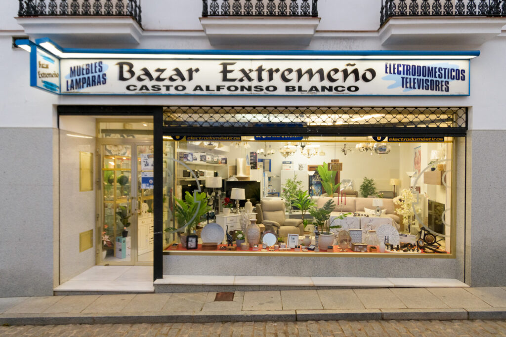 Exposición de la tienda Bazar Extremeño en Higuera la real C/El Pozo nº10.