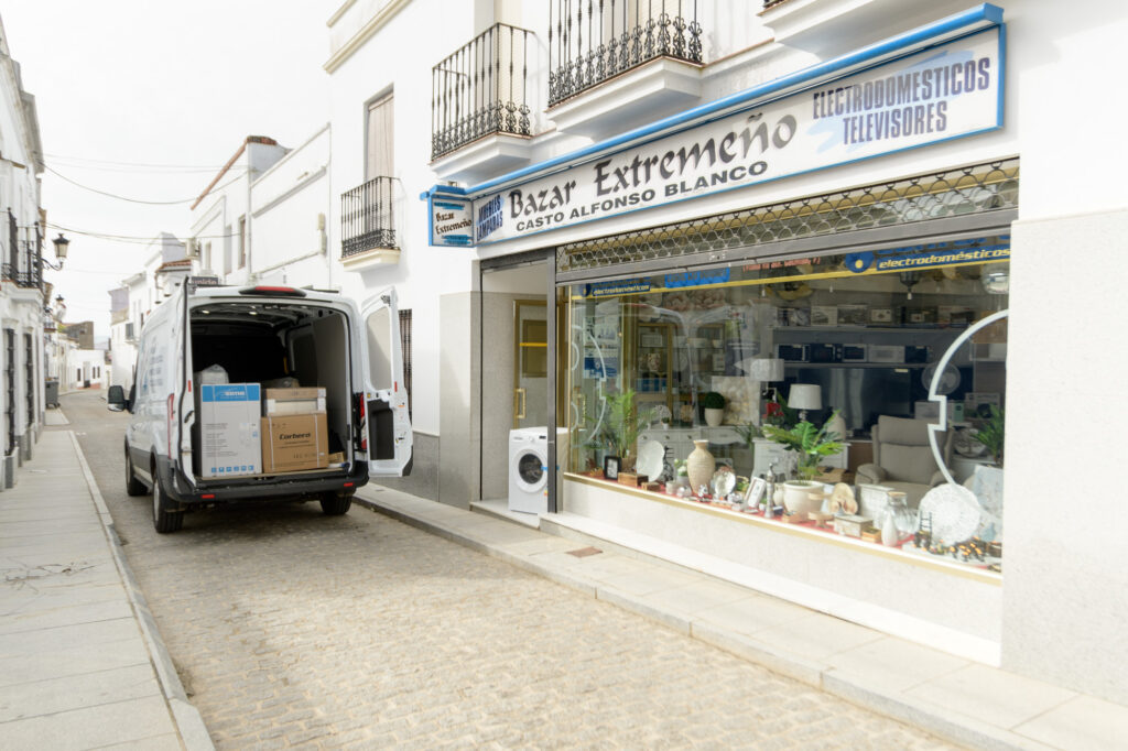 Imagen furgoneta envío a domicilio tienda bazar extremeño.