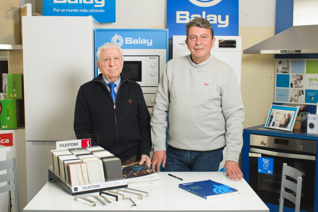 Fotografía de Casto Alfonso Blanco y su hijo Alfonso Alfonso dueños de la tienda Bazar Extremeño
