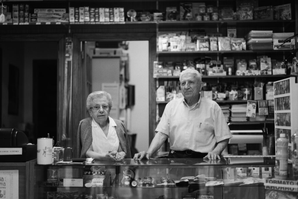 Retrato en blanco y negro de los hermanos Alfonso Blanco, herederos de la tienda Bazar Extremeño.